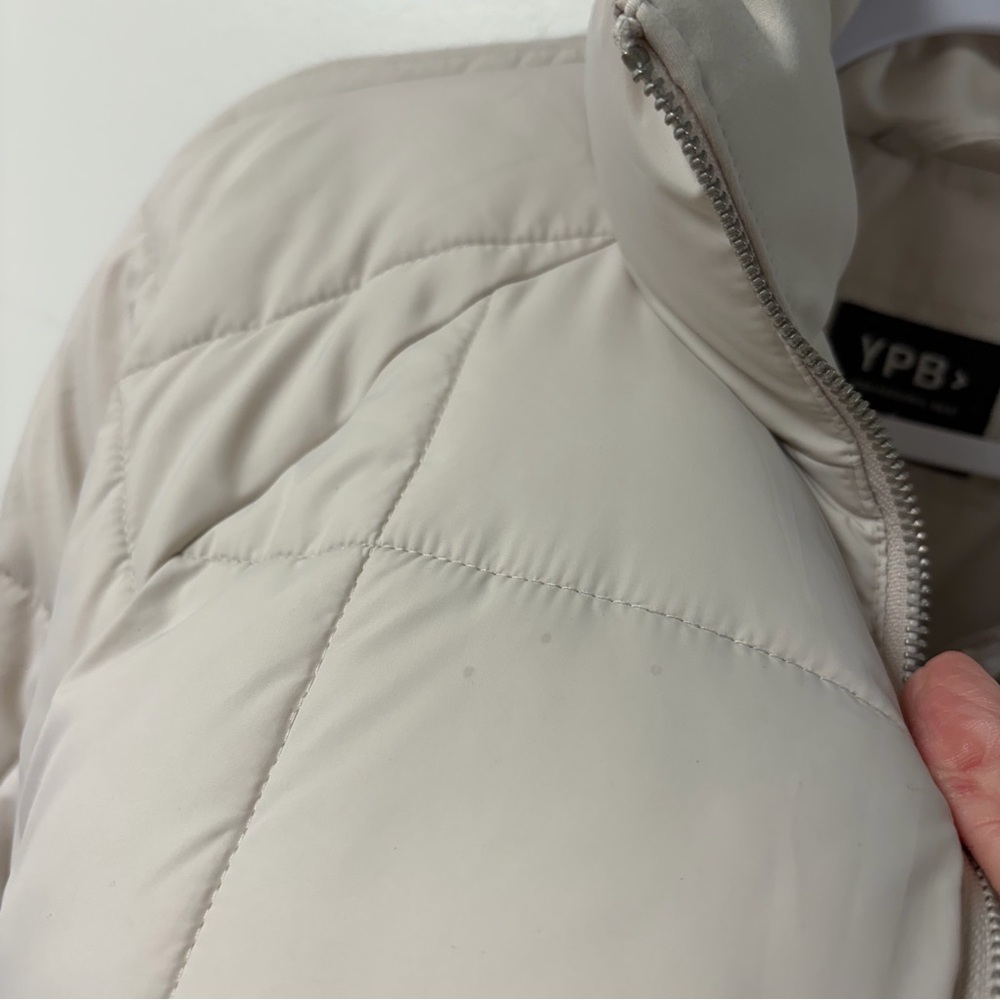Abercrombie & Fitch Your Personal Best On The Go Puffer Moonbeam Size Medium - Picture 10 of 10
